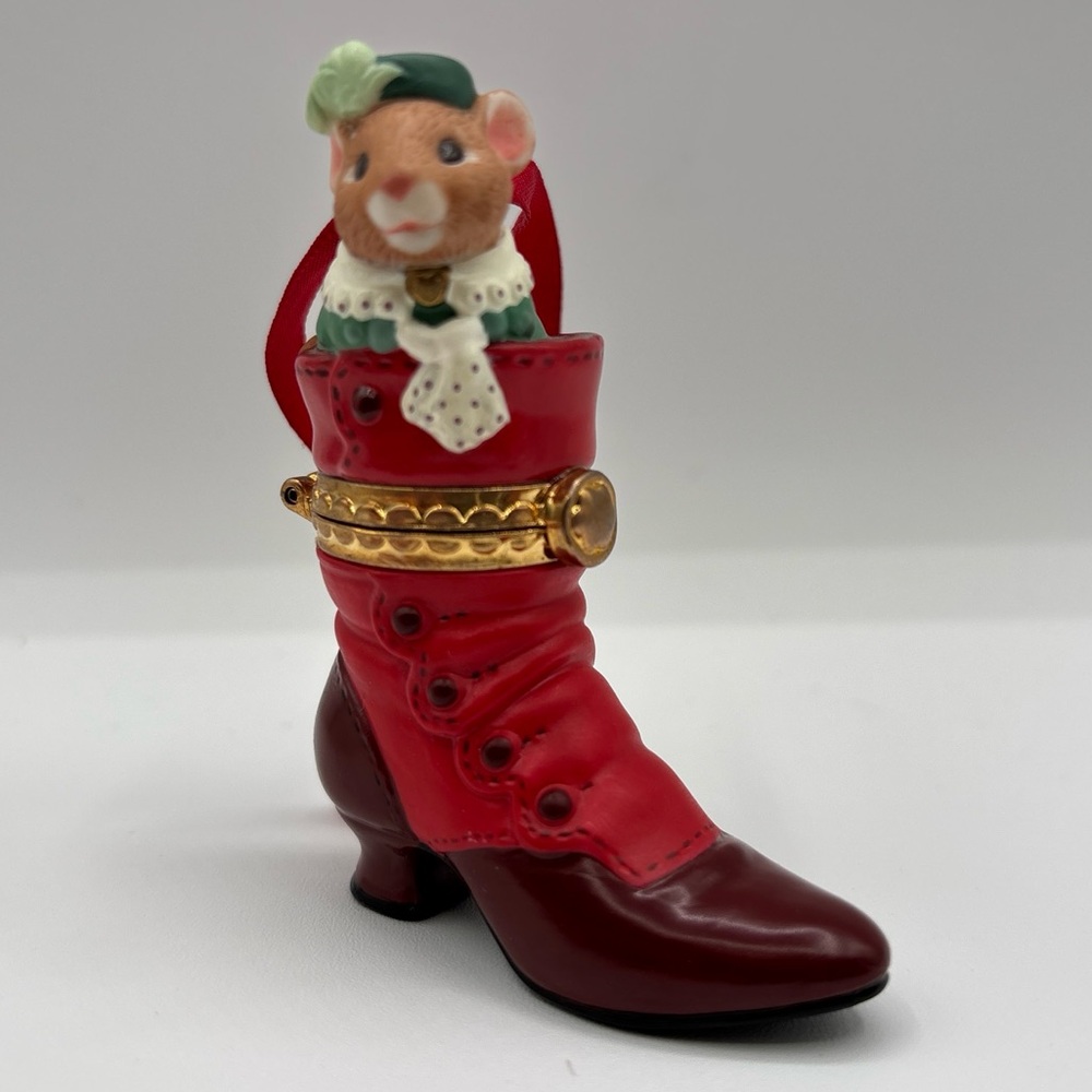 Hallmark Keepsake Ornament 2000 “Fashion Afoot” #QX8341 – 1st in Series – Hinged